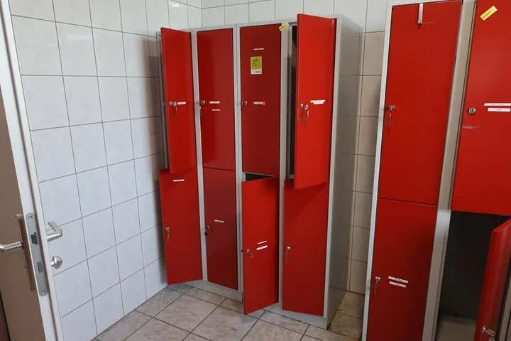 2 x Umkleidespind Maße: 60 x 50 x 180 cm